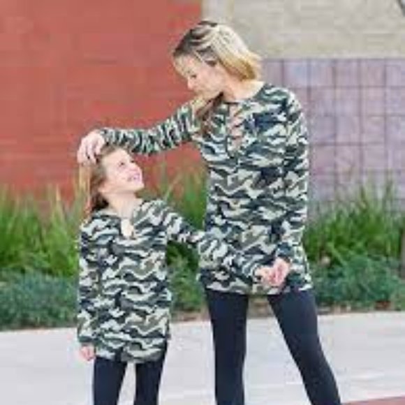 Mayah Kay juniors Black Green Camo Print Long Sleeved top New With Tags - Picture 1 of 3